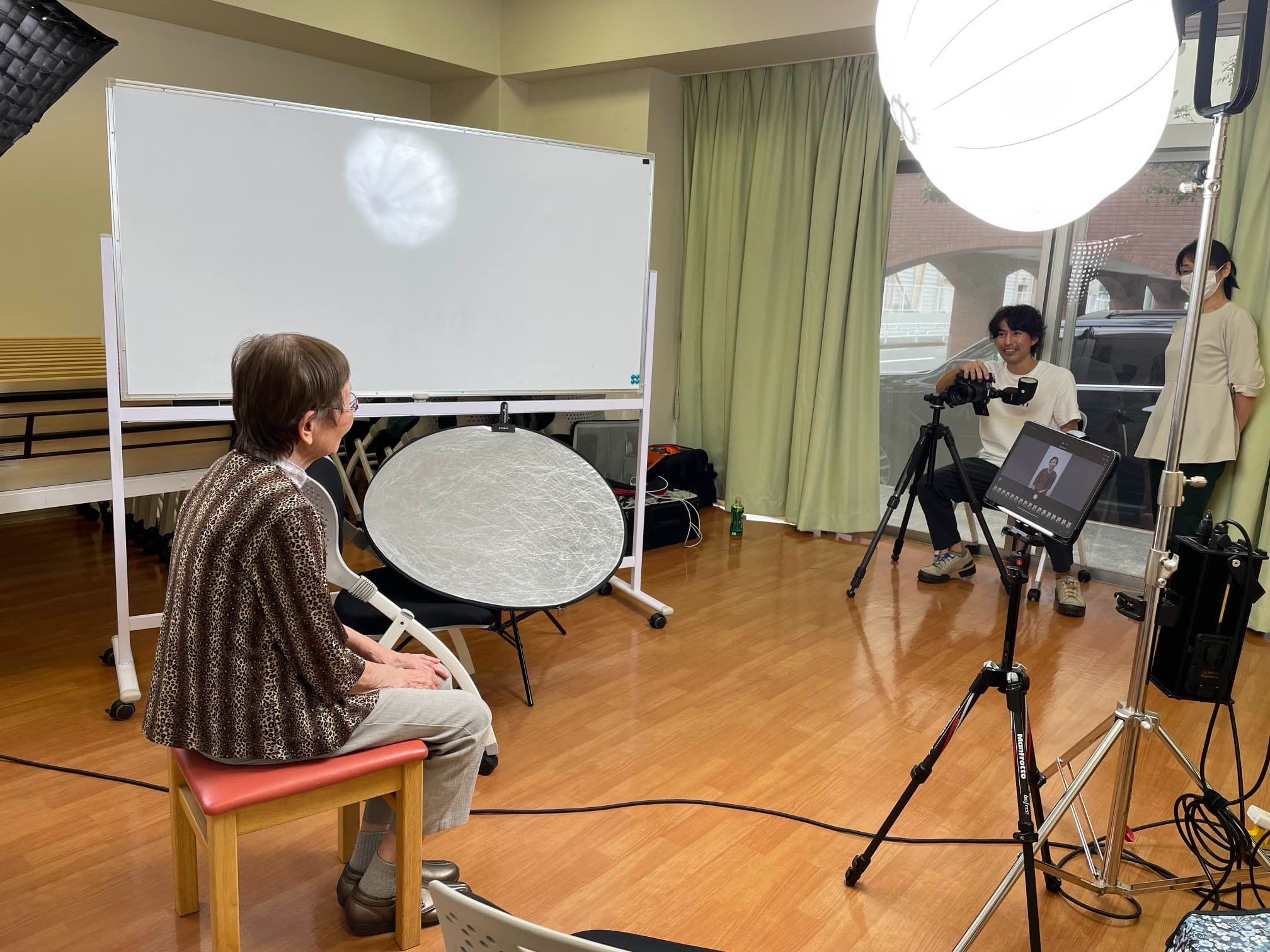 模擬納棺式「学研ココファンのお葬式　ここりえ」笑顔撮影会の様子